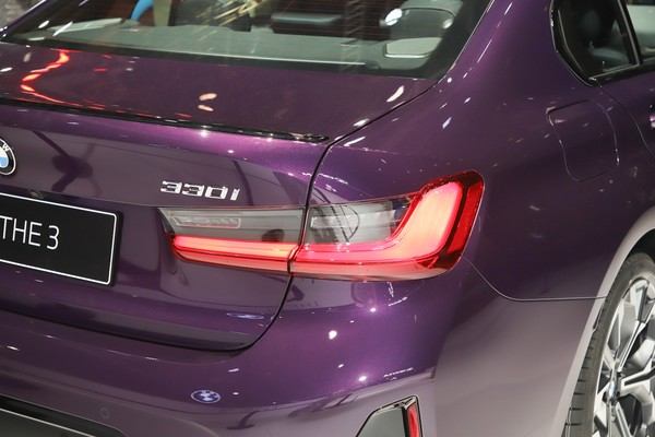 BMW 3 Series Sedan ภายนอก