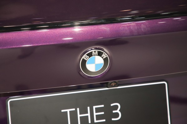 BMW 3 Series Sedan ภายนอก