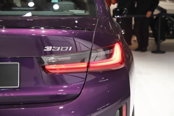 BMW 3 Series Sedan ภายนอก