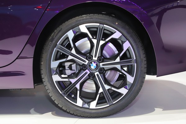 BMW 3 Series Sedan ภายนอก