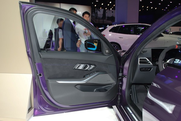 BMW 3 Series Sedan ภายใน