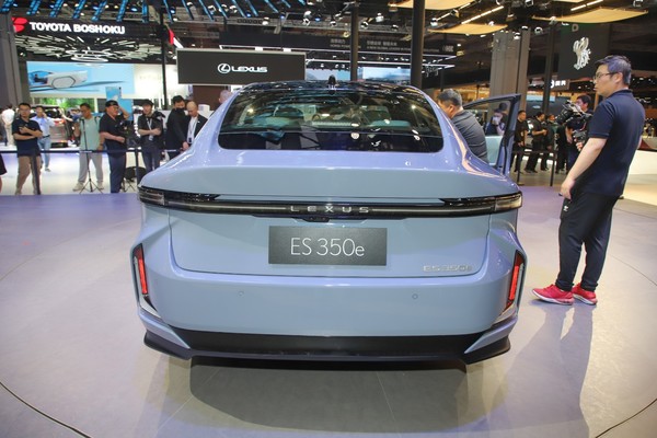 Lexus ES ภายนอก
