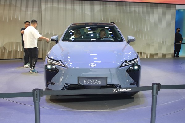 Lexus ES ภายนอก