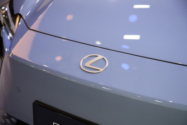 Lexus ES ภายนอก
