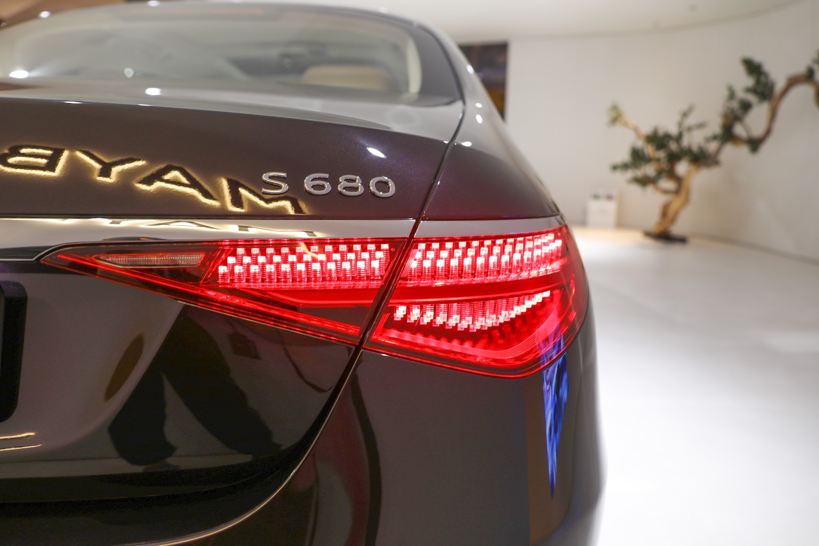 ท้ายรถ Mercedes-Benz Maybach S-Class