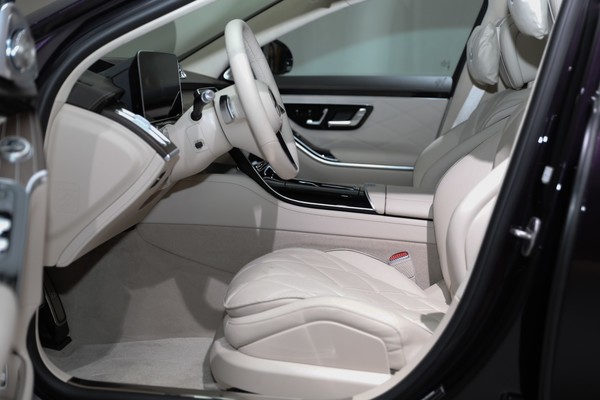 Mercedes-Benz Maybach S-Class พื้นที่