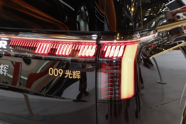ZEEKR 009 ภายนอก