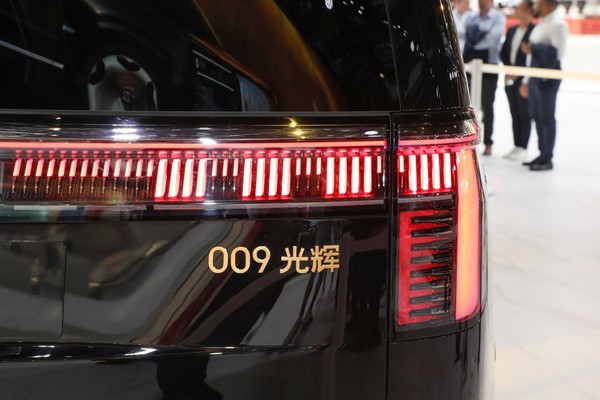 ZEEKR 009 ภายนอก
