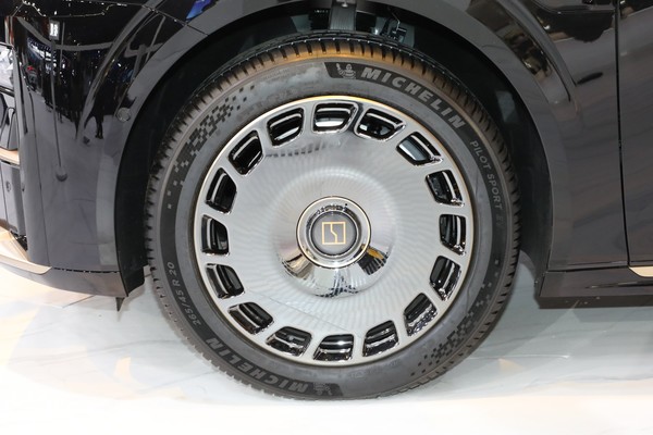 ZEEKR 009 ภายนอก