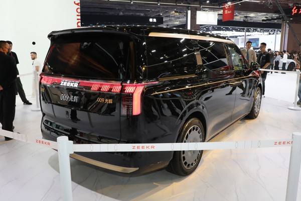 ZEEKR 009 ภายนอก