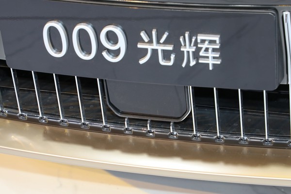 ZEEKR 009 ภายนอก