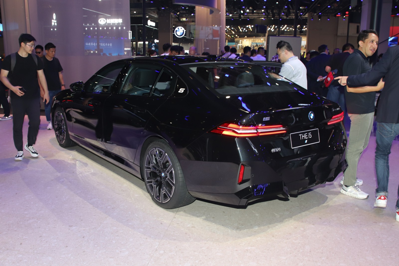 ลักษณะภายนอกของรถ BMW i5