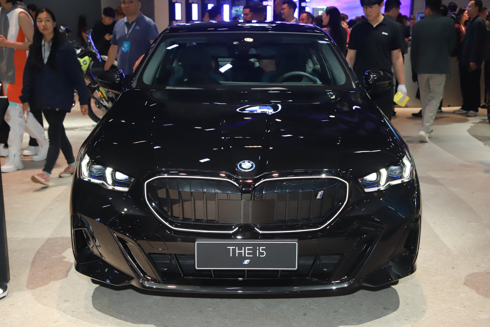 หน้ารถ BMW i5
