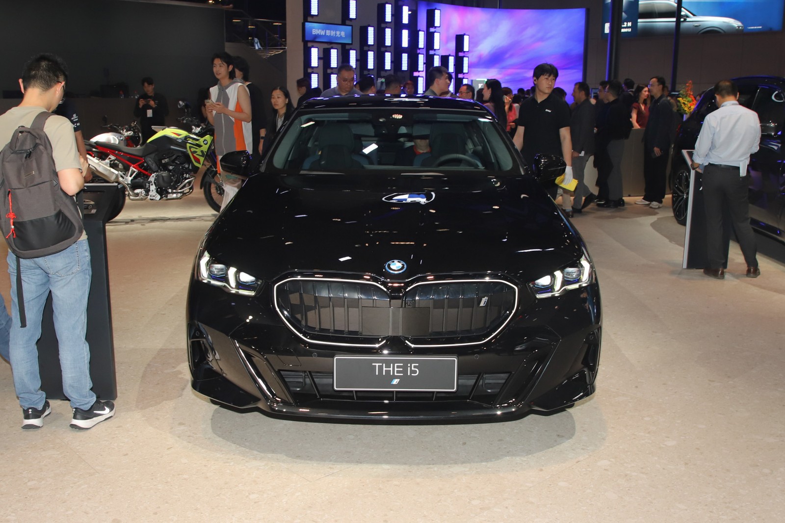 ลักษณะภายนอกของรถ BMW i5
