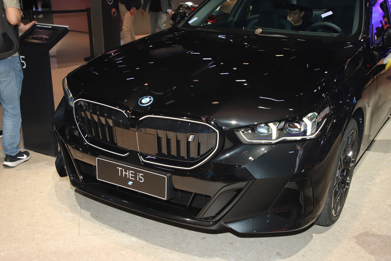 หน้ารถ BMW i5