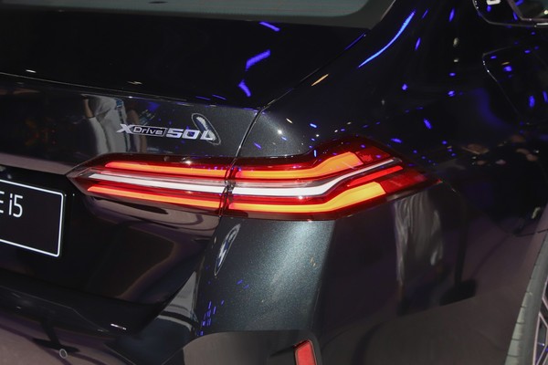 BMW i5 ภายนอก