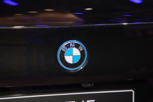 BMW i5 ภายนอก