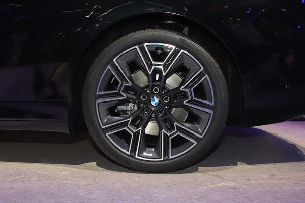 BMW i5 ภายนอก