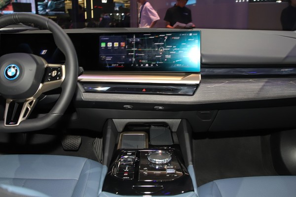 BMW i5 ภายใน
