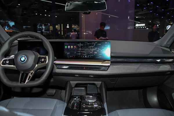 BMW i5 ภายใน