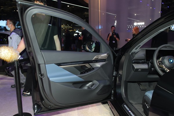BMW i5 ภายใน
