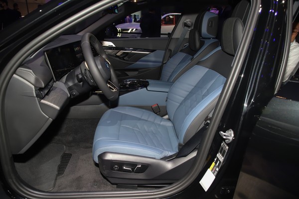 BMW i5 ภายใน
