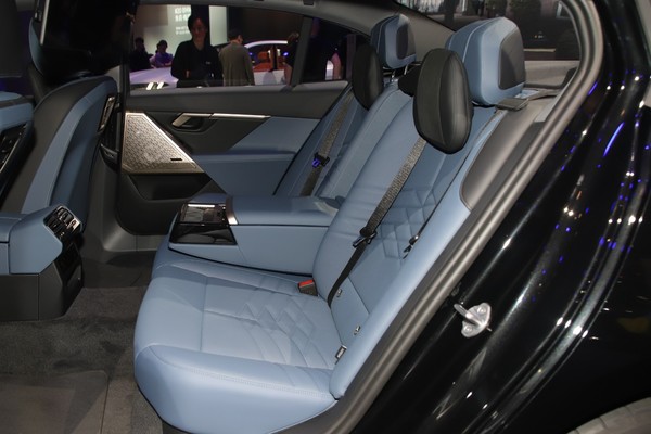 BMW i5 ภายใน
