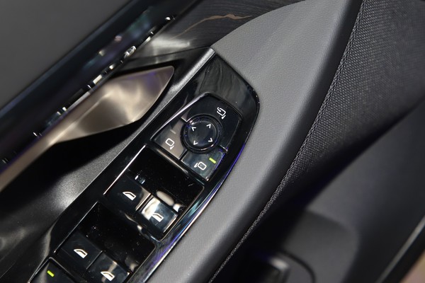 BMW i5 ภายใน