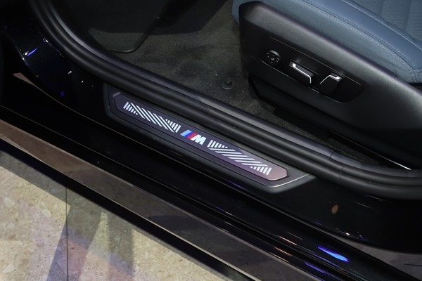 BMW i5 ภายใน