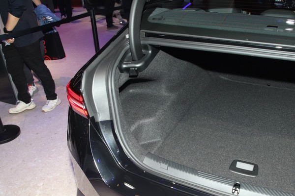 BMW i5 พื้นที่