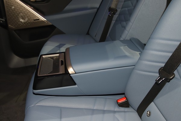 BMW i5 ภายใน