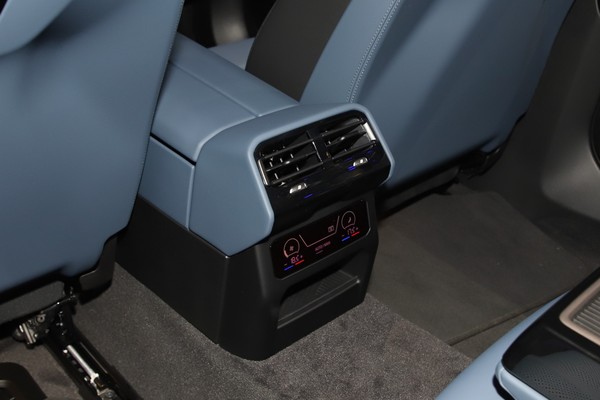 BMW i5 ภายใน