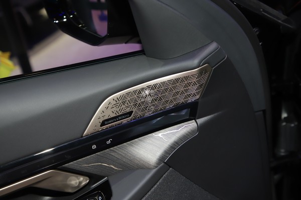 BMW i5 ภายใน