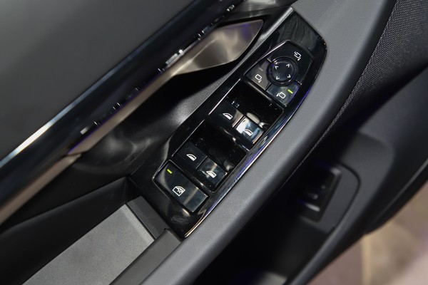 BMW i5 ภายใน