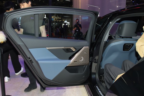 BMW i5 ภายใน