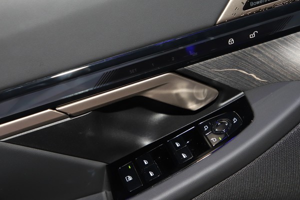 BMW i5 ภายใน