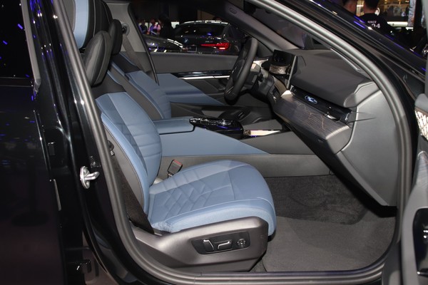 BMW i5 พื้นที่