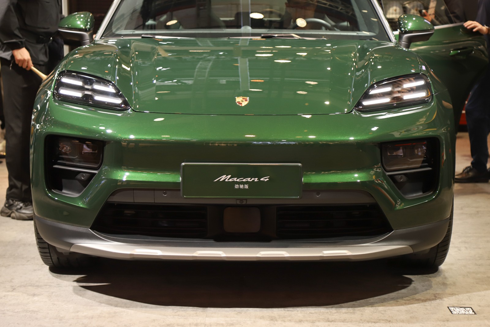 หน้ารถ Porsche Macan EV