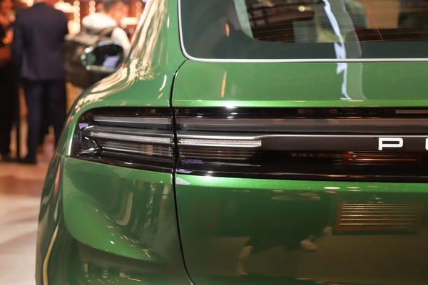 Porsche Macan EV ภายนอก