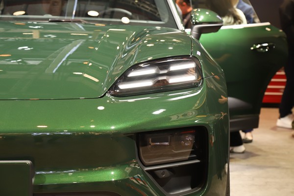 Porsche Macan EV ภายนอก