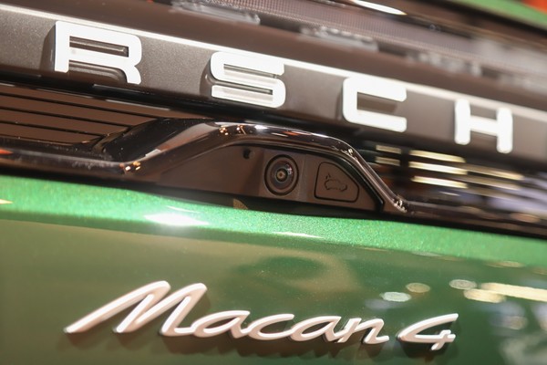 Porsche Macan EV ภายนอก