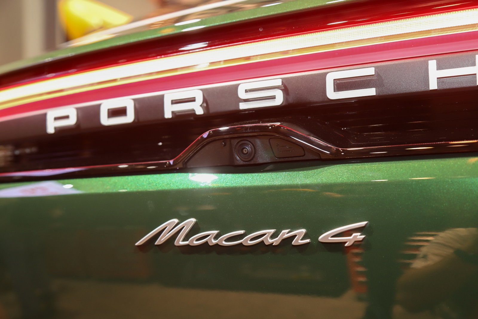 ท้ายรถ Porsche Macan EV