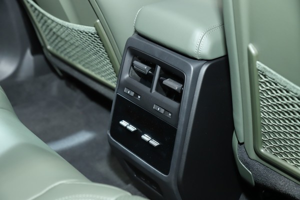 Porsche Macan EV ภายใน