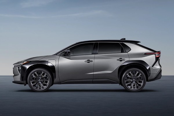 Toyota bZ4X อย่างเป็นทางการ