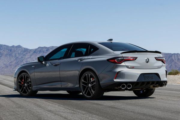 Acura TLX อย่างเป็นทางการ
