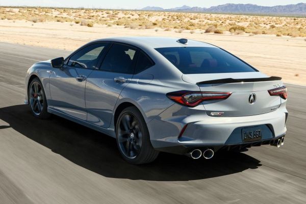 Acura TLX อย่างเป็นทางการ