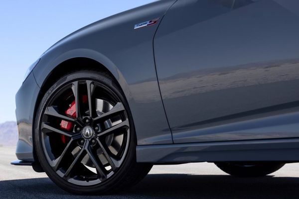 Acura TLX อย่างเป็นทางการ