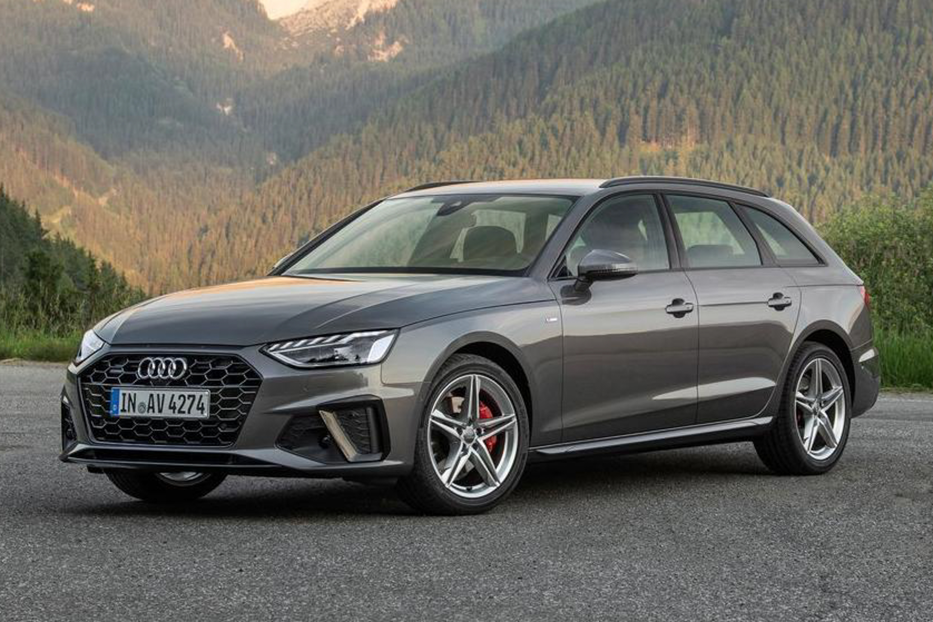 รูป 2020 Audi A4 Avant 2.0 45 TFSI Quattro S Line Black Edition