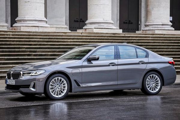 BMW 5 Series Sedan อย่างเป็นทางการ