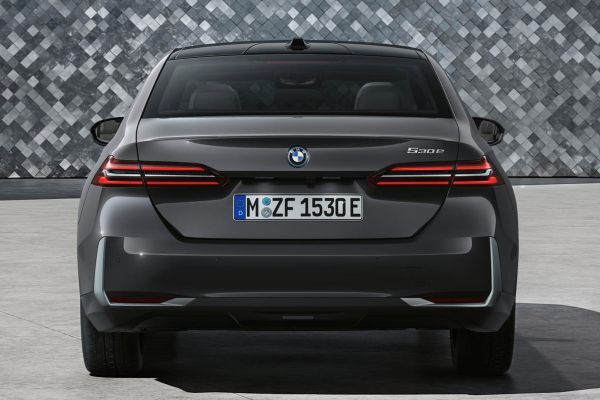 BMW 5 Series Sedan อย่างเป็นทางการ
